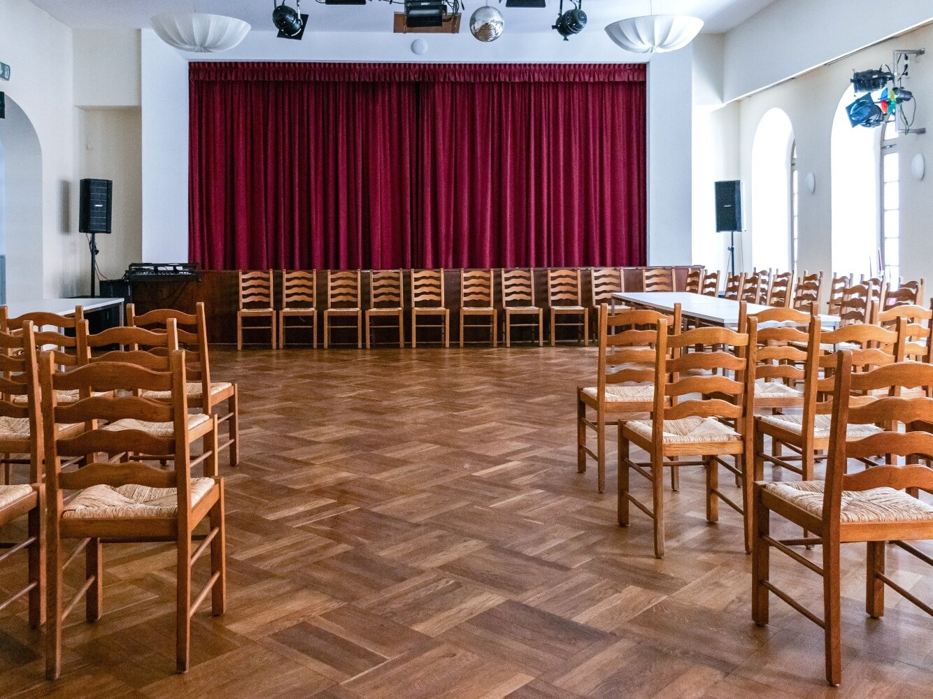 Großer Saal für Tagungen, Konferenzen, Feier