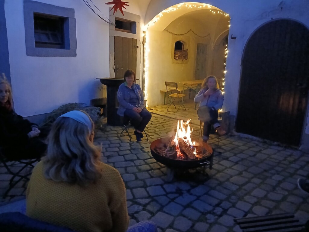 Goldner Löwe Feuerschale Innenhof