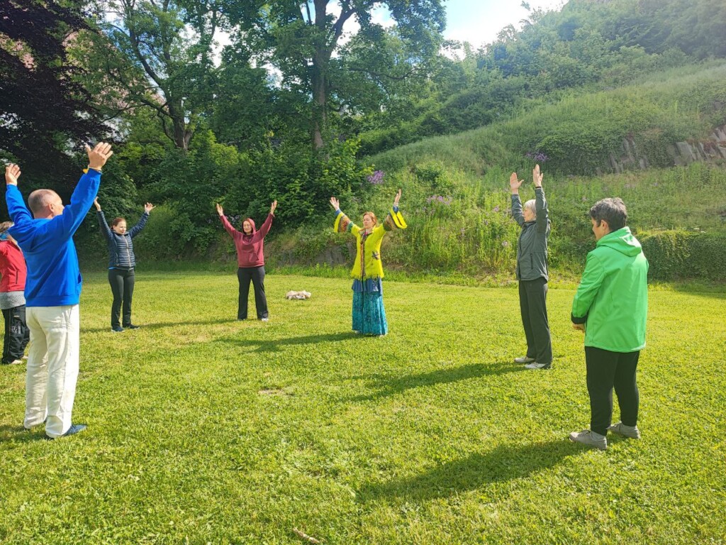 Gruppe übt Qigong an der Burg Stolpen