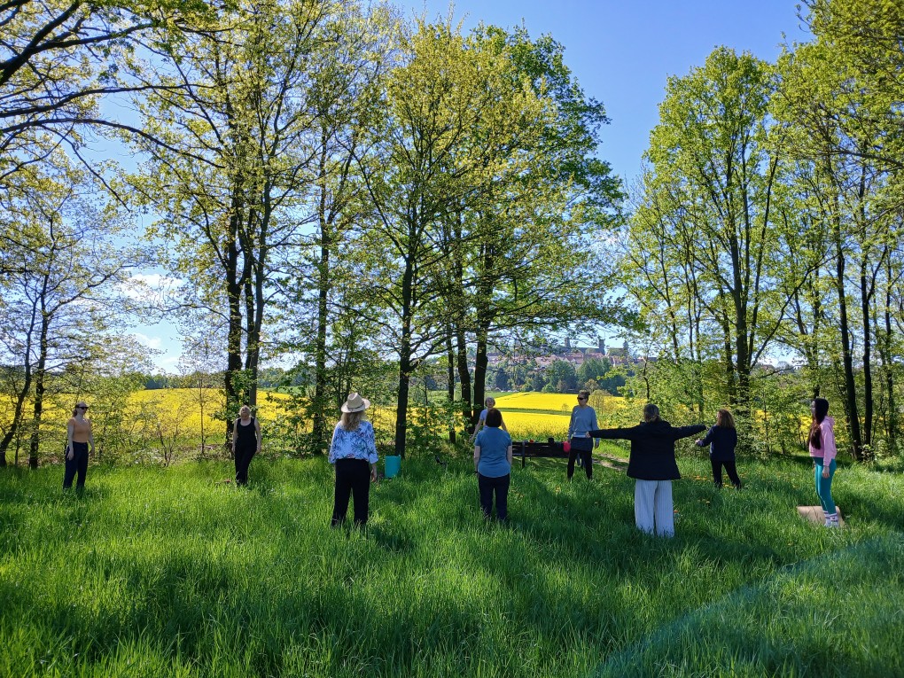 Qigong üben mit dem Blick auf Burg Stolpen
