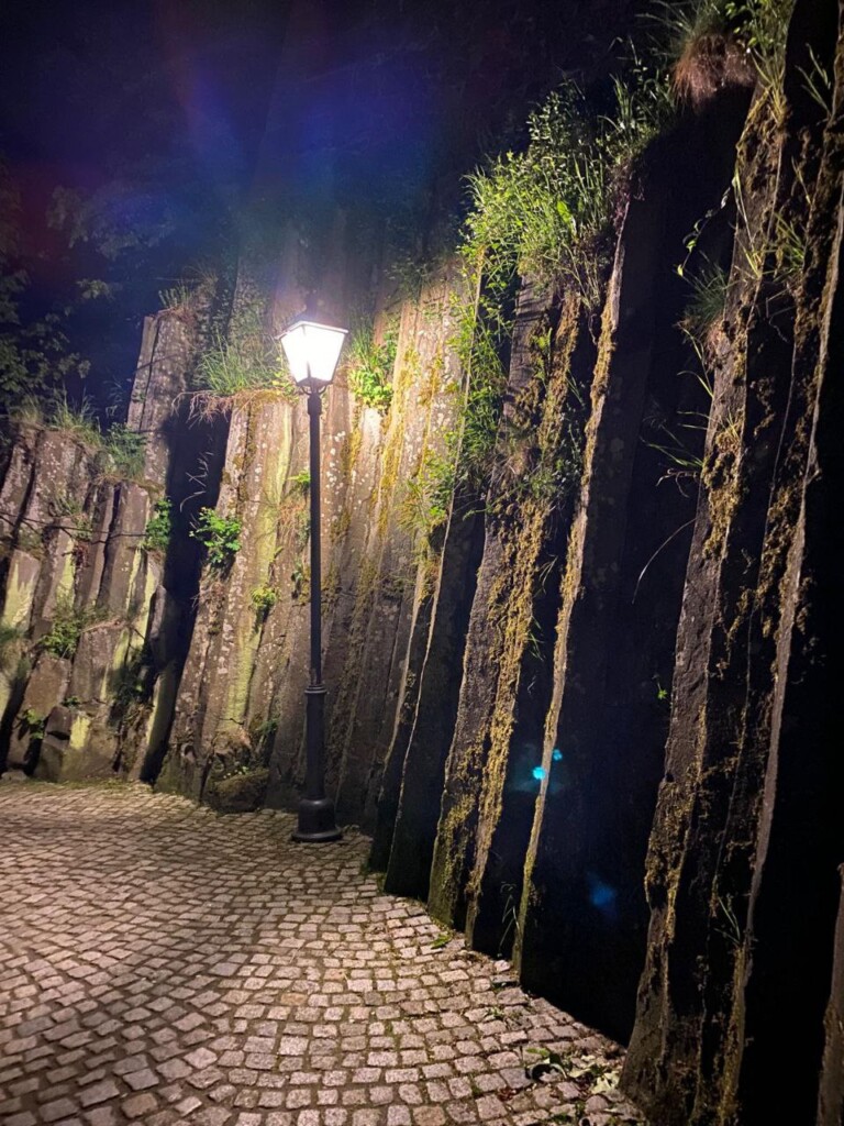 An den Basaltsäulen