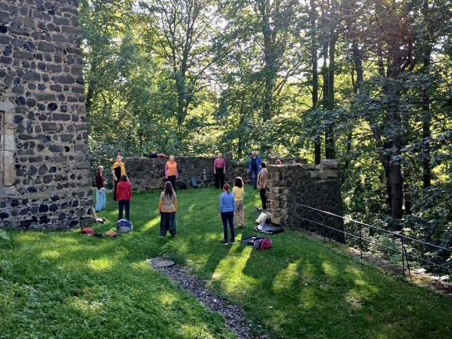 Gruppe übt an der Burg Stolpen