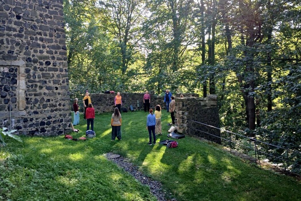 Gruppe übt an der Burg Stolpen