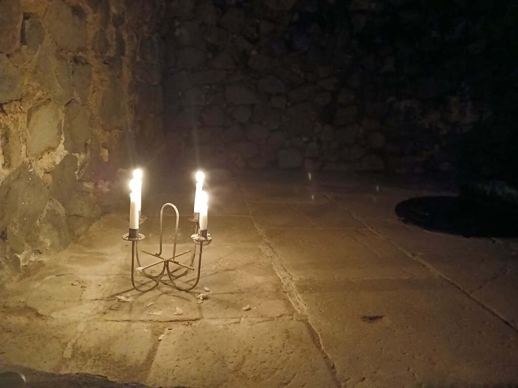 Basaltkeller im Kerzenschein